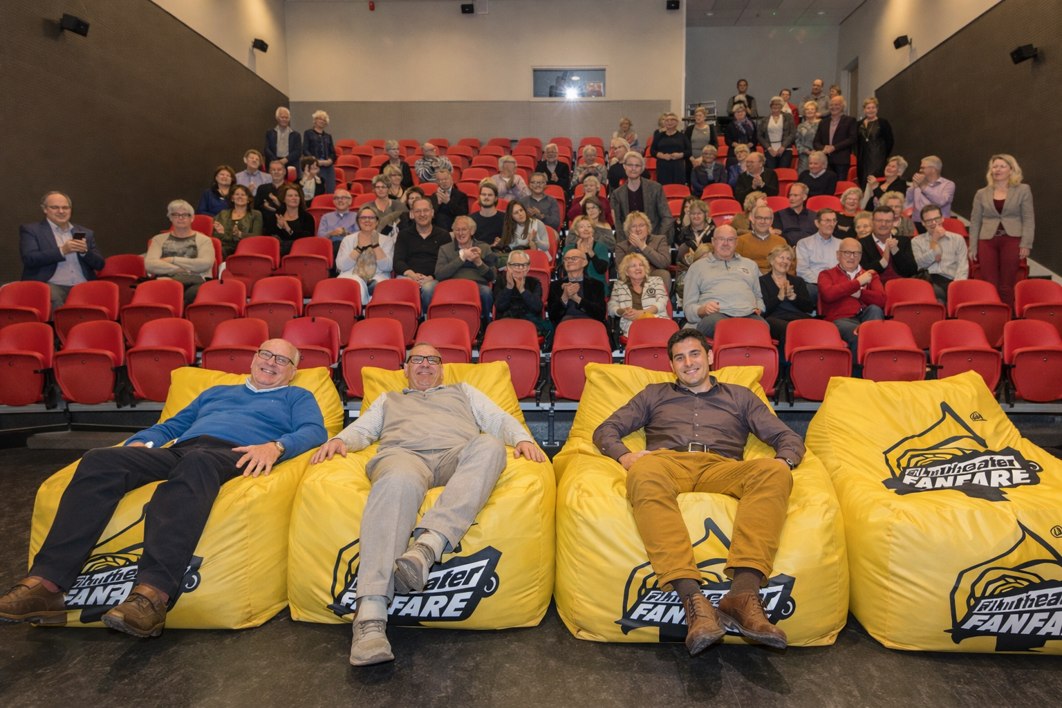 De nieuwe ZitZoZalige ZitZakZone in Utopia met drie enthousiaste gebruikers